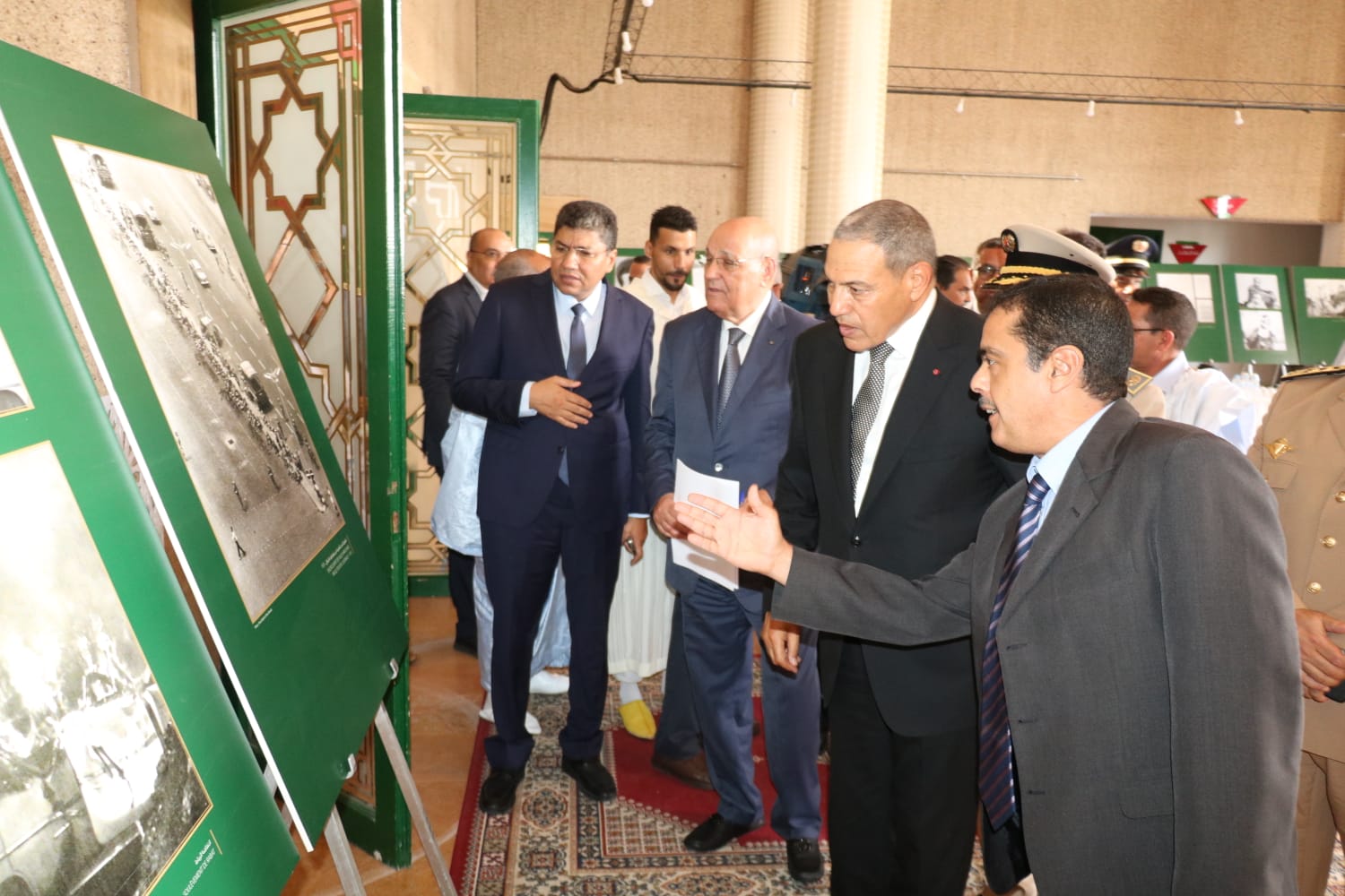 Laâyoune: Une exposition de photographies retrace les étapes phares de la Révolution du Roi et du Peuple